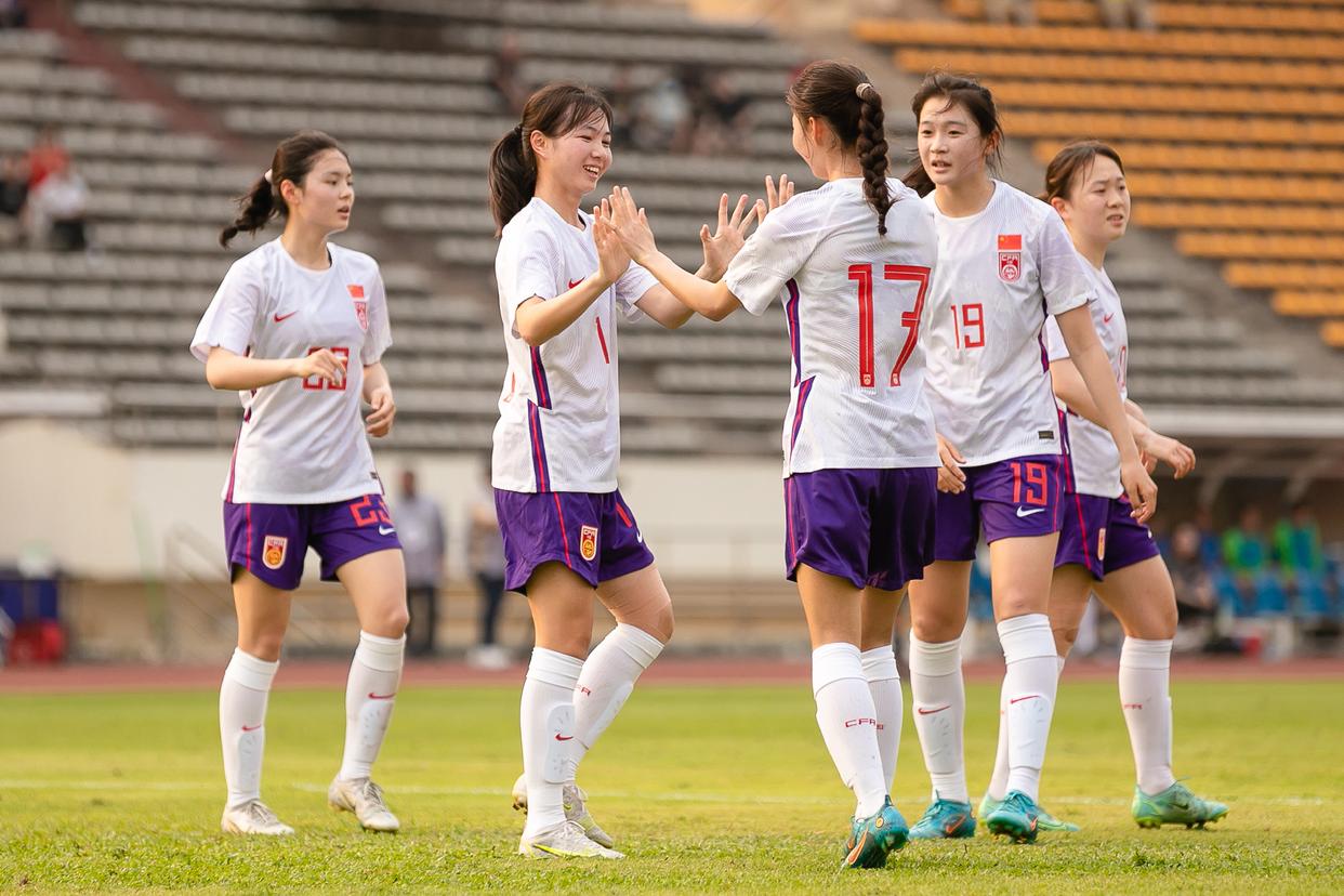 米乐体育m6官网-包含宜昌女足球员接受团队合作训练：默契愈发增强的词条